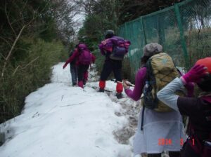 2/8 日蔭の道にはまだ雪が残っていた