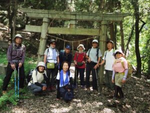 1/9 「愛宕神社」鳥居の前で！